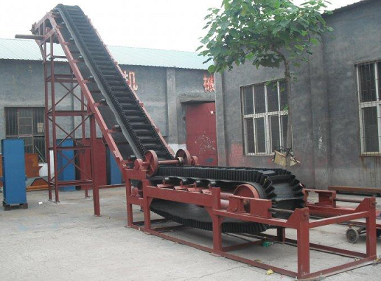 大傾角皮帶輸送機也稱擋邊帶式輸送機